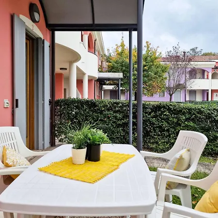 Appartement Colourful Flat With A Fenced Garden *