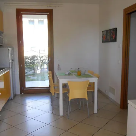 Colorful With Fenced Garden And Fireplace Appartamento *