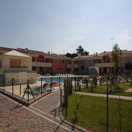 Apartment Colorful With Fenced Garden And Fireplace *