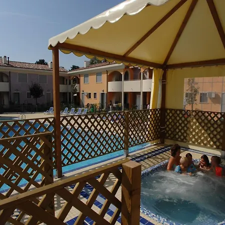 Colorful With Fenced Garden And Fireplace Appartamento Bibione